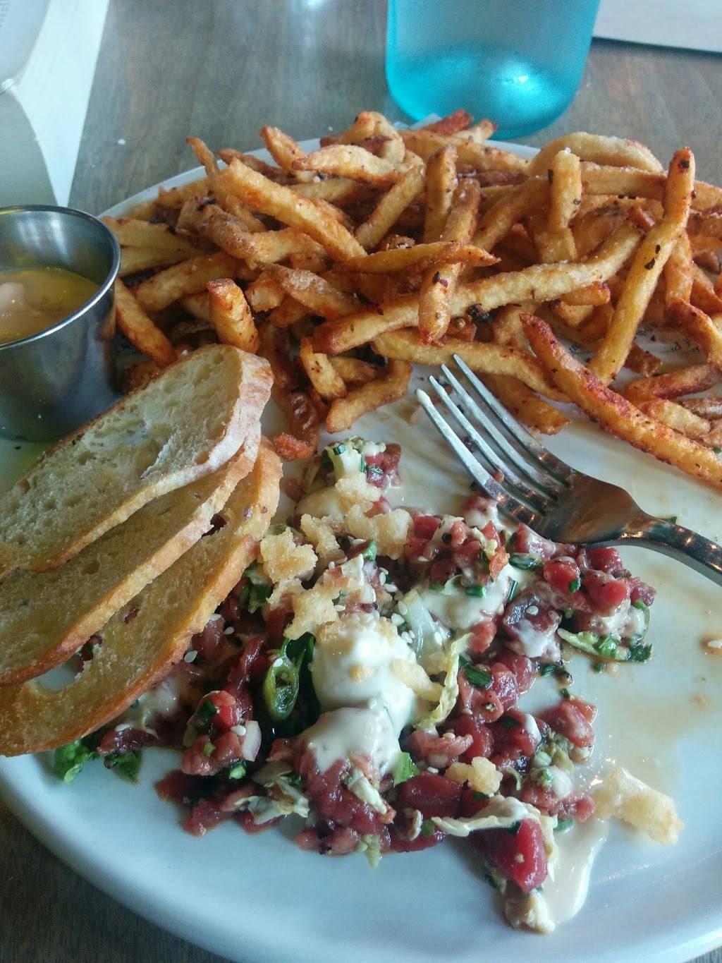 Resto Catch | restaurant | 1467 Rue de Montarville, Saint-Bruno-de-Montarville, QC J3V 3T6, Canada | 4506903100 OR +1 450-690-3100