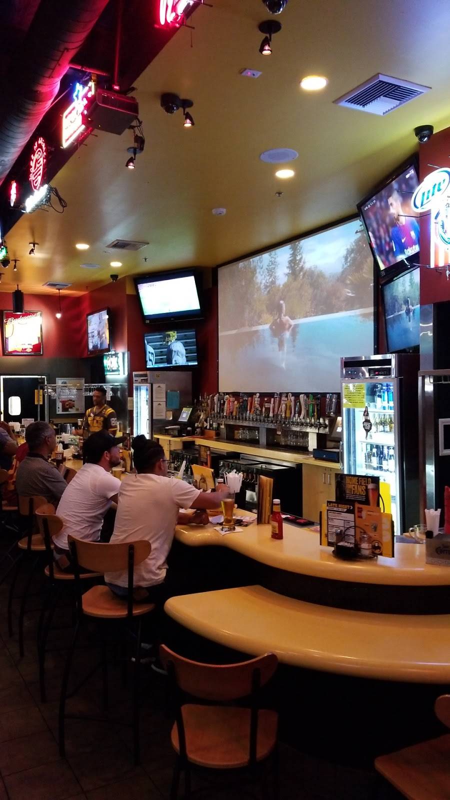 Buffalo Wild Wings | restaurant | 3939 Crenshaw Blvd, Los Angeles, CA 90008, USA | 3235964955 OR +1 323-596-4955