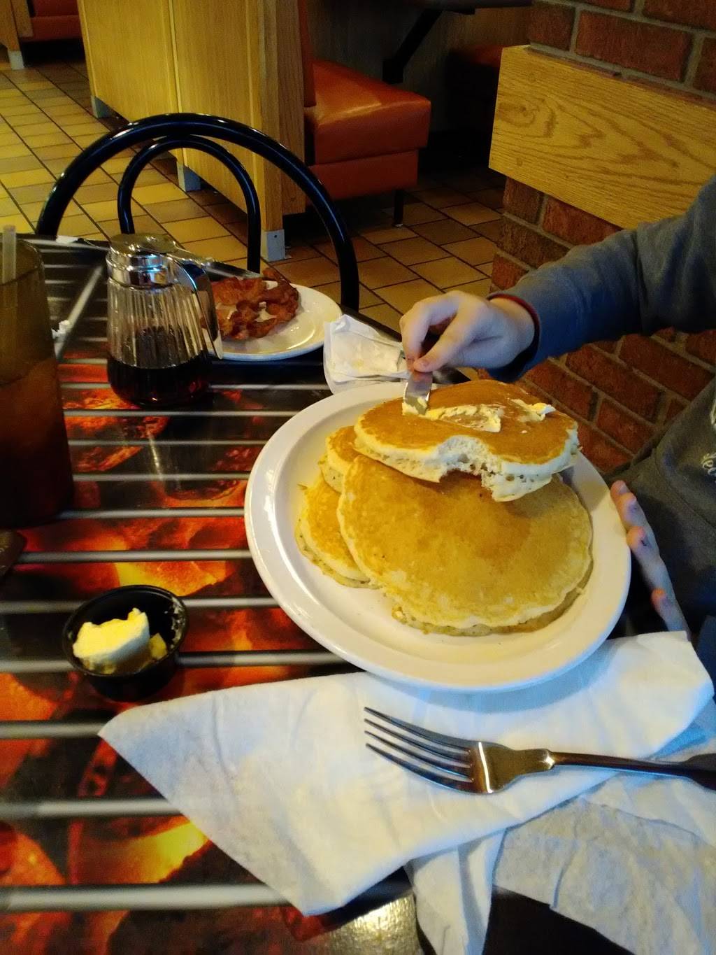 Shoneys Summersville | restaurant | 901 N Industrial Dr, Summersville, WV 26651, USA | 3048726785 OR +1 304-872-6785