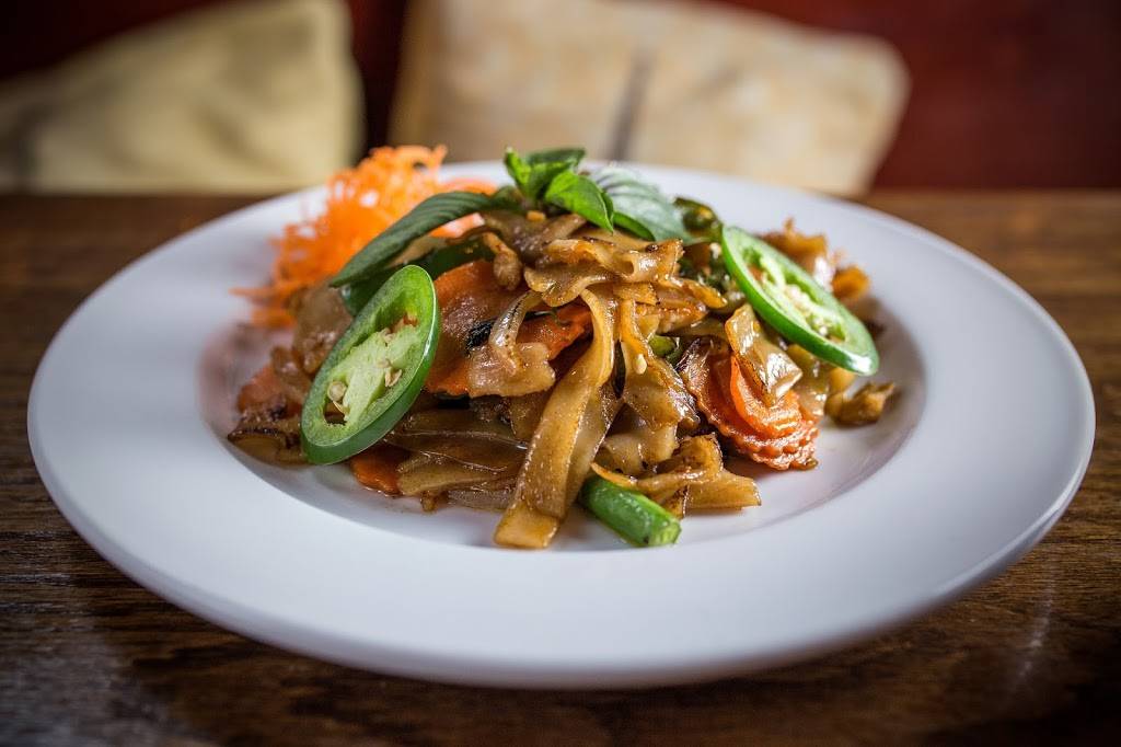 Cest Bien Thai | restaurant | 2418, 3900 N Lincoln Ave, Chicago, IL 60613, USA | 7733278818 OR +1 773-327-8818