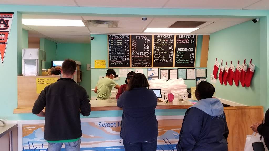 Wing Town | restaurant | 13 Samford Ave, Opelika, AL 36801, USA | 3346104047 OR +1 334-610-4047