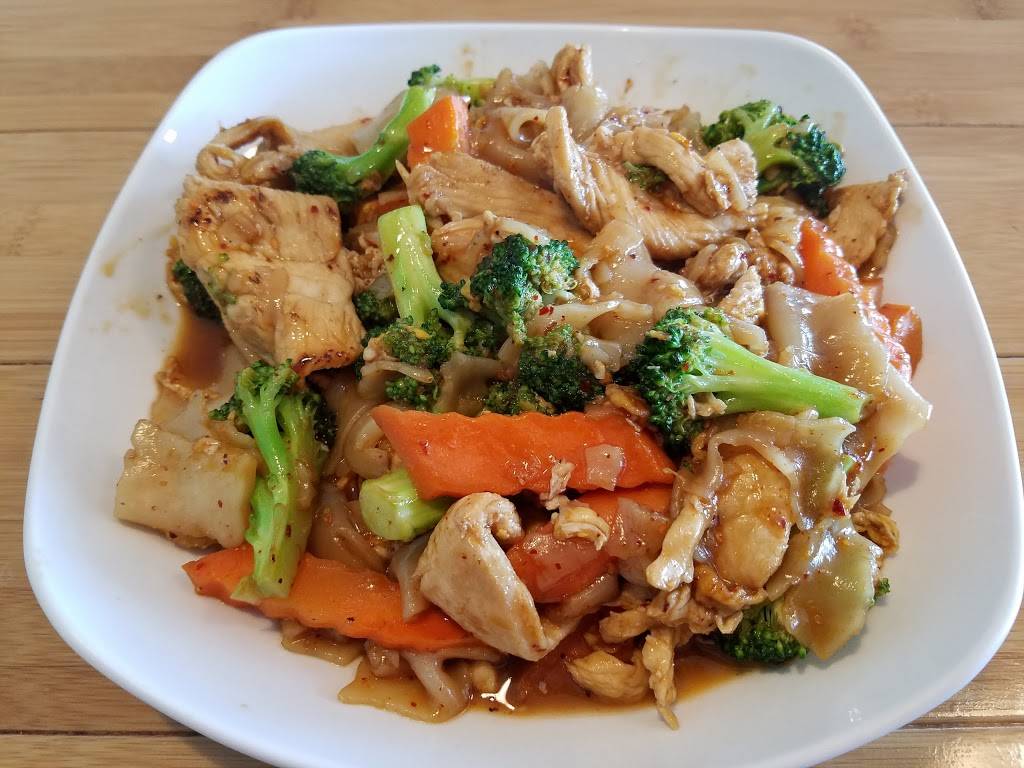 Lucky Thai | restaurant | 593 Main St, Gorham, ME 04038, USA | 2078396999 OR +1 207-839-6999