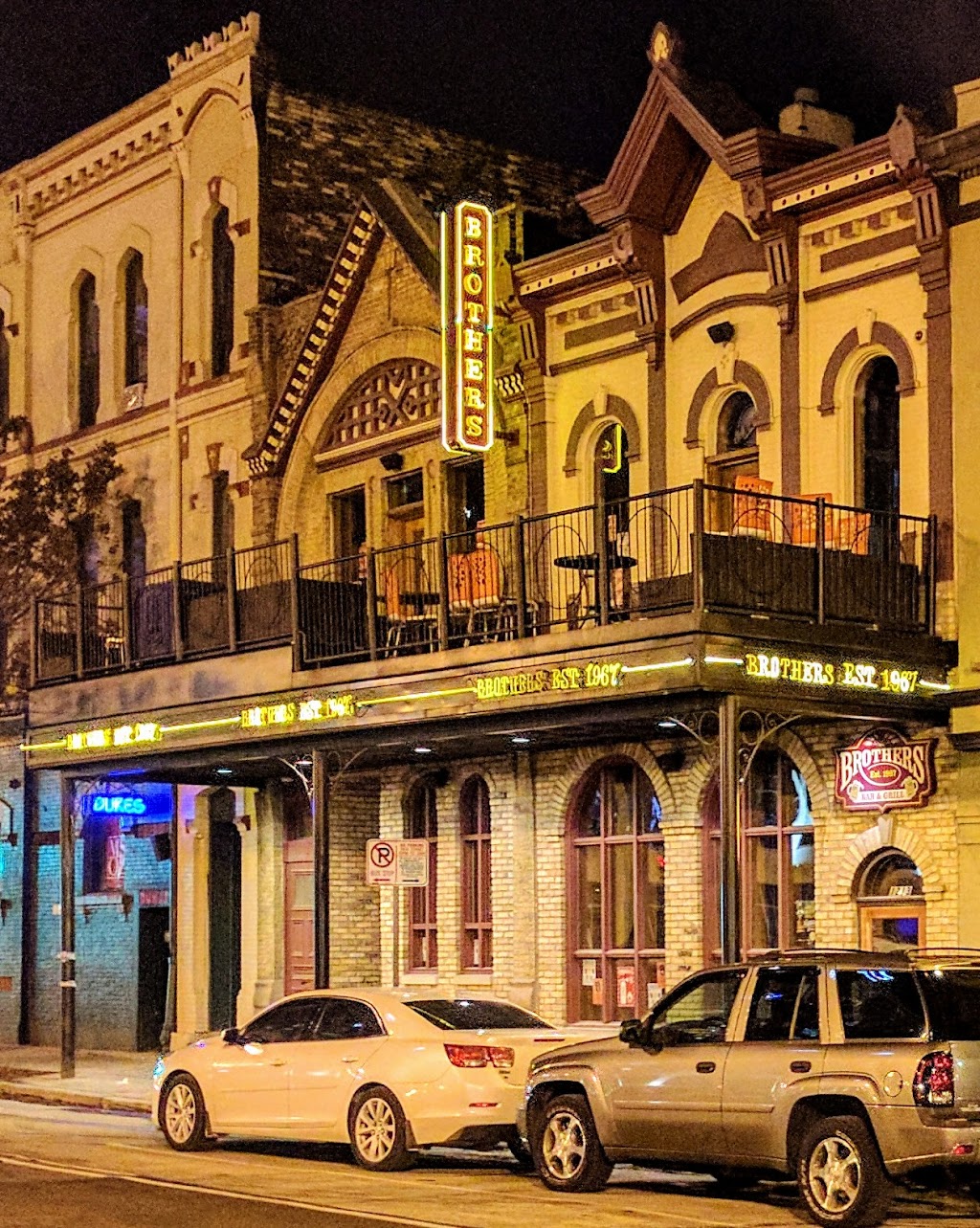 Brothers Bar & Grill | restaurant | 1213 N Water St, Milwaukee, WI 53202, USA | 4142241690 OR +1 414-224-1690