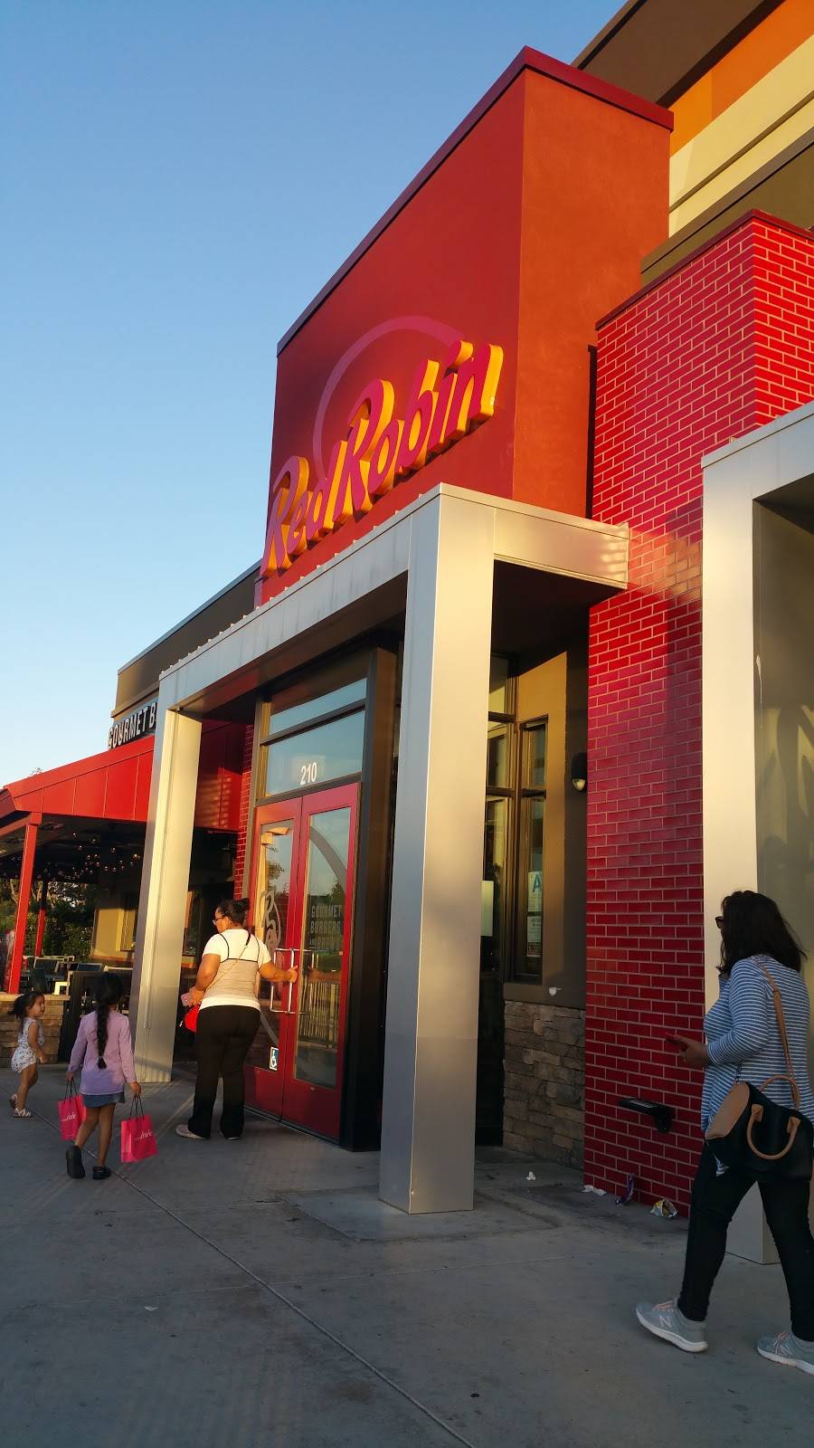 Red Robin Gourmet Burgers and Brews | restaurant | 9301 Tampa Ave #128, Northridge, CA 91324, USA | 8187175030 OR +1 818-717-5030