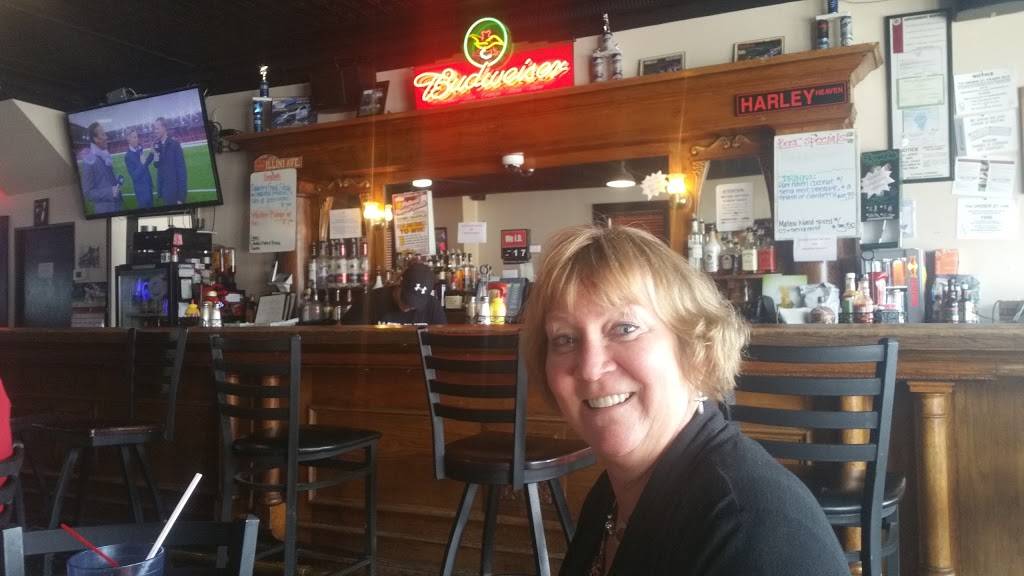 Broadway Bar & Grill | restaurant | 1013 Broadway, Highland, IL 62249, USA | 6186549032 OR +1 618-654-9032