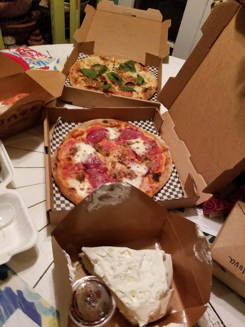 Giant Rustic Pizza | restaurant | 3945 E Camelback Rd, Phoenix, AZ 85018, USA | 6024229300 OR +1 602-422-9300