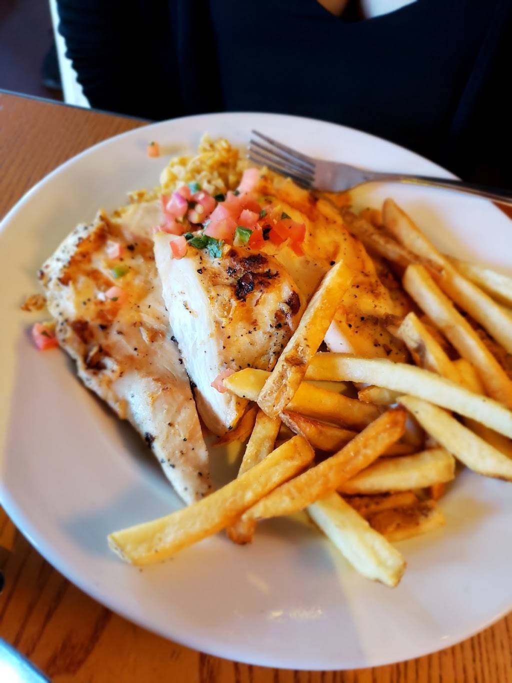 Chilis Grill & Bar | meal takeaway | 30 W Shoreline Dr, Long Beach, CA 90802, USA | 5625905103 OR +1 562-590-5103