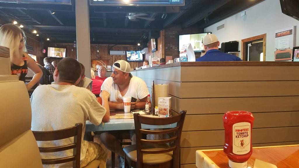 Hooters | restaurant | 4120 Dutchmans Ln, Louisville, KY 40207, USA | 5028957100 OR +1 502-895-7100