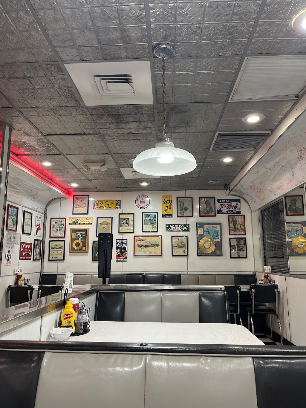 Pennys Diner | restaurant | 1170 W Flaming Gorge Way, Green River, WY 82935, USA | 3078753500 OR +1 307-875-3500