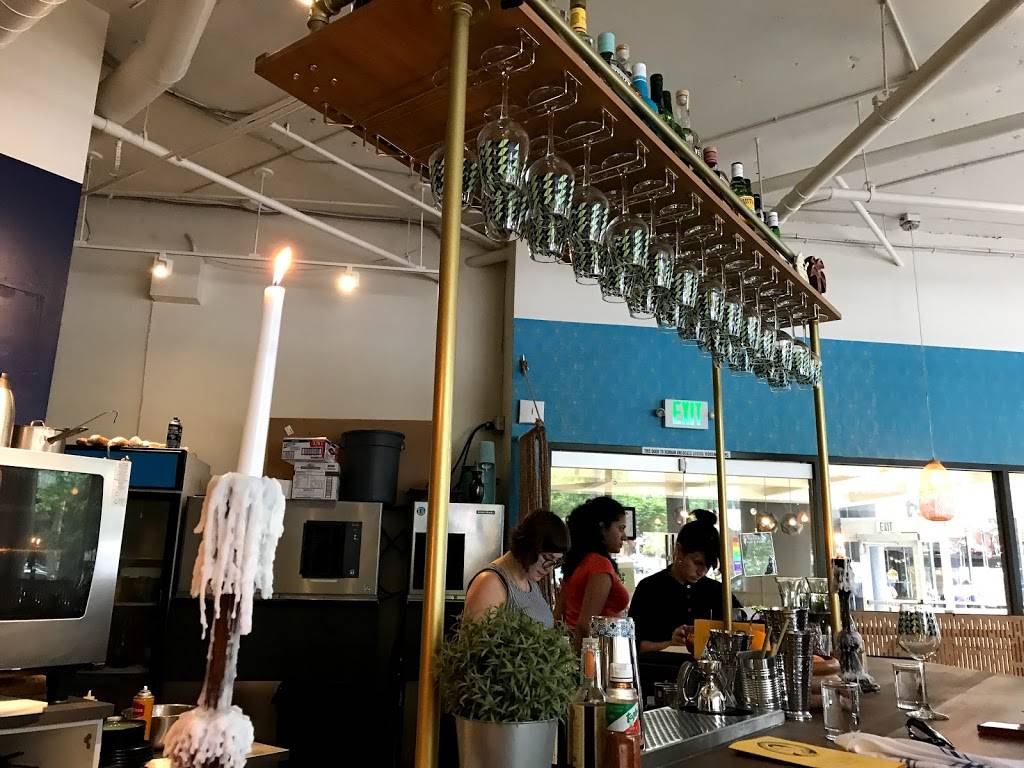 Vinnies Raw Bar | restaurant | 2505 2nd Ave #103, Seattle, WA 98121, USA | 2064207043 OR +1 206-420-7043