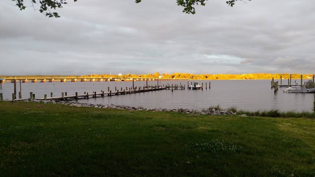 Rays Pier | restaurant | 18170 Desoto Ln, Benedict, MD 20612, USA | 3012743733 OR +1 301-274-3733