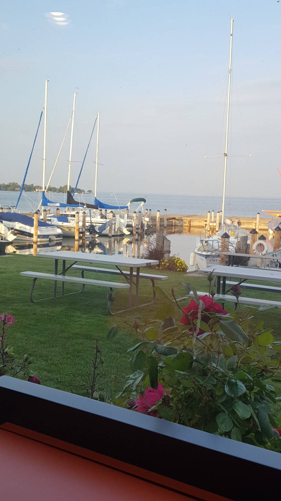 South Side Ice Yacht Club | restaurant | 1842 S Main St, Oshkosh, WI 54902, USA | 9202354470 OR +1 920-235-4470