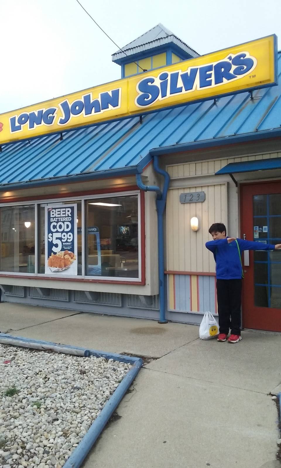 Long John Silvers | restaurant | 123 Harlem Ave, Forest Park, IL 60130, USA | 7087714054 OR +1 708-771-4054