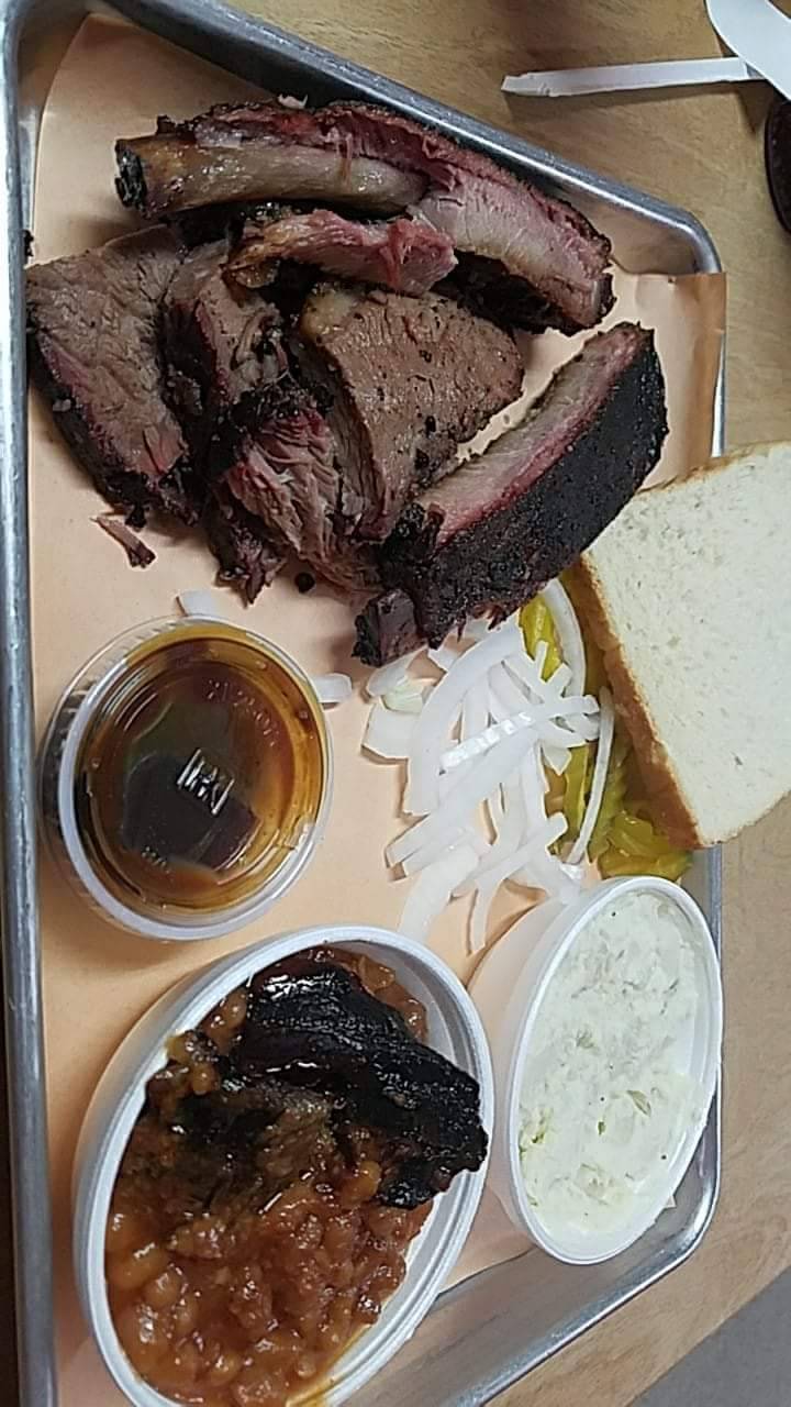 Two Sawers BBQ | restaurant | 656 10th St, Floresville, TX 78114, USA | 2107874686 OR +1 210-787-4686