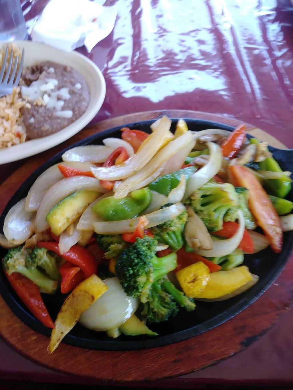 El Molcajete | restaurant | 1712 E 47th St S, Wichita, KS 67216, USA | 3167657392 OR +1 316-765-7392