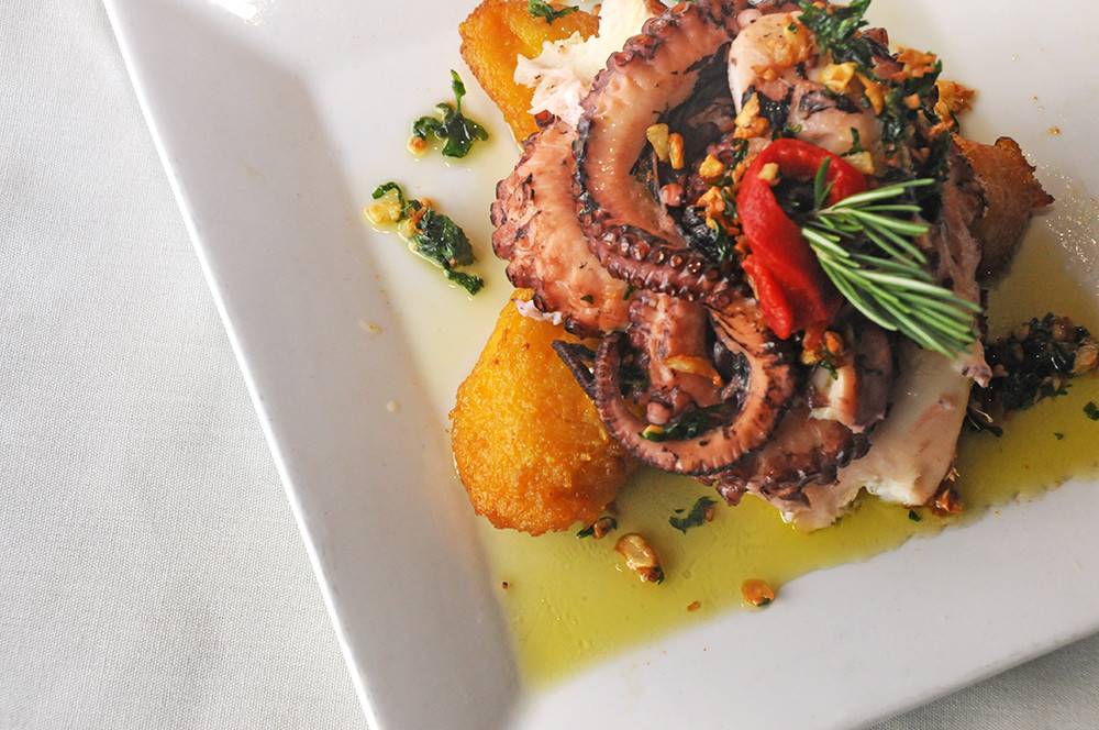 10 Rocks Tapas Bar & Restaurant | restaurant | 1091 Main St, Pawtucket, RI 02860, USA | 4017280800 OR +1 401-728-0800