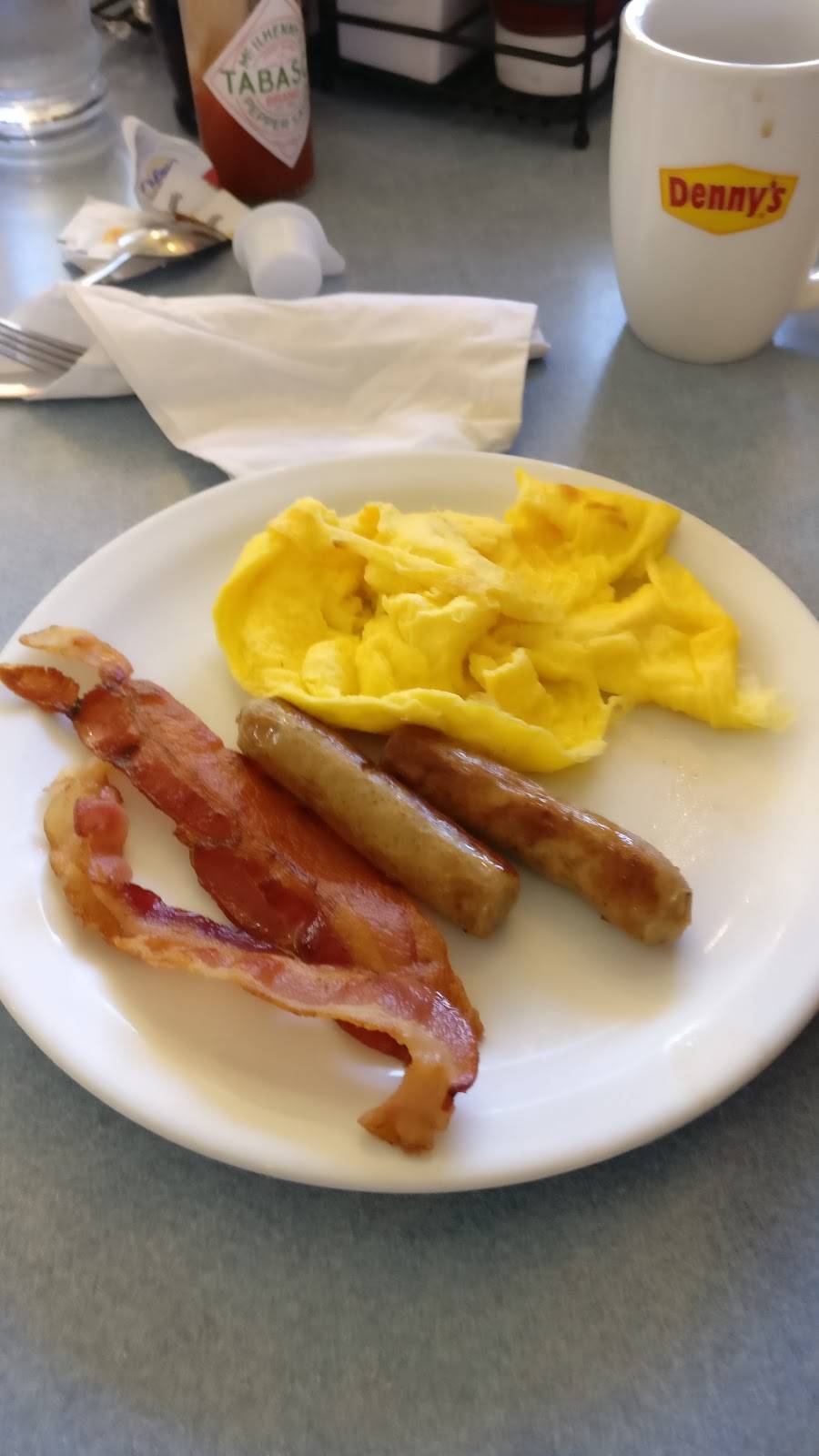 Dennys | restaurant | 110 McHenry Ave, Modesto, CA 95354, USA | 2095295594 OR +1 209-529-5594