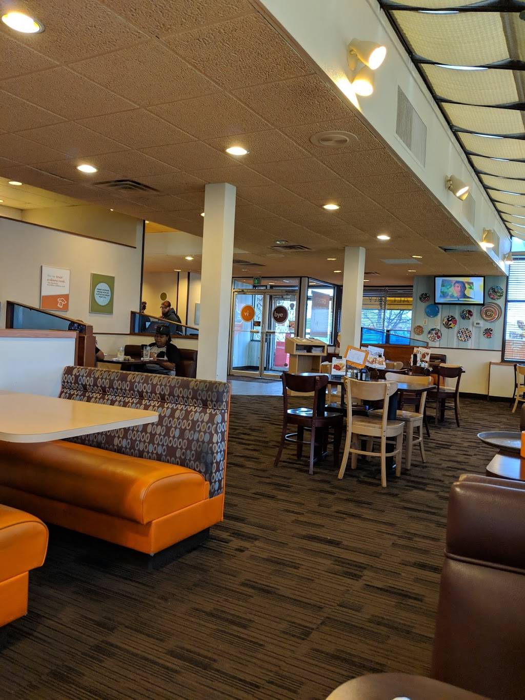 Village Inn | bakery | 1710 Lincoln Way, Clinton, IA 52732, USA | 5632427121 OR +1 563-242-7121