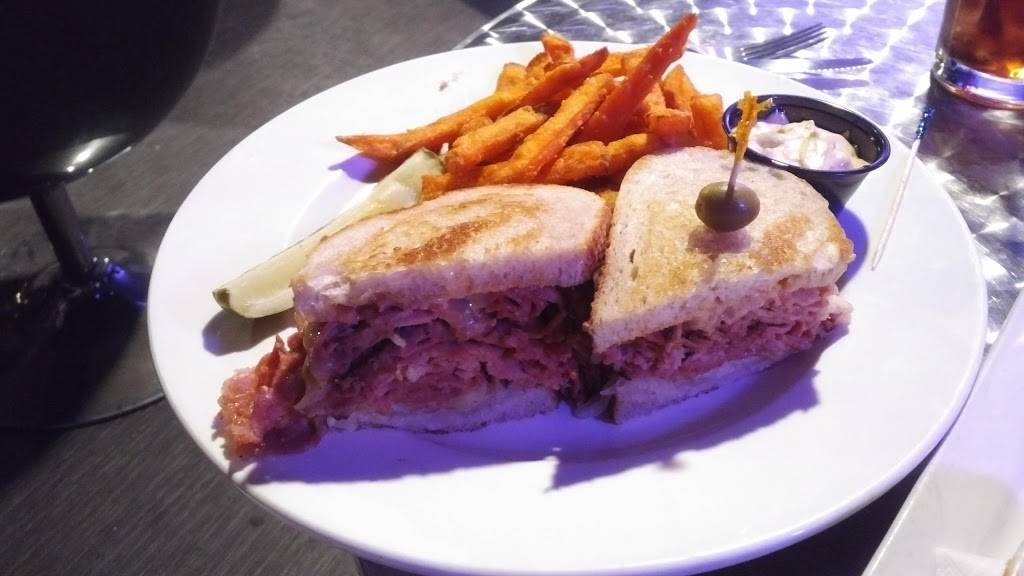 Joe Dogs Gasbar Grill | restaurant | 531 Brant St, Burlington, ON L7R 2G6, Canada | 9056325110 OR +1 905-632-5110