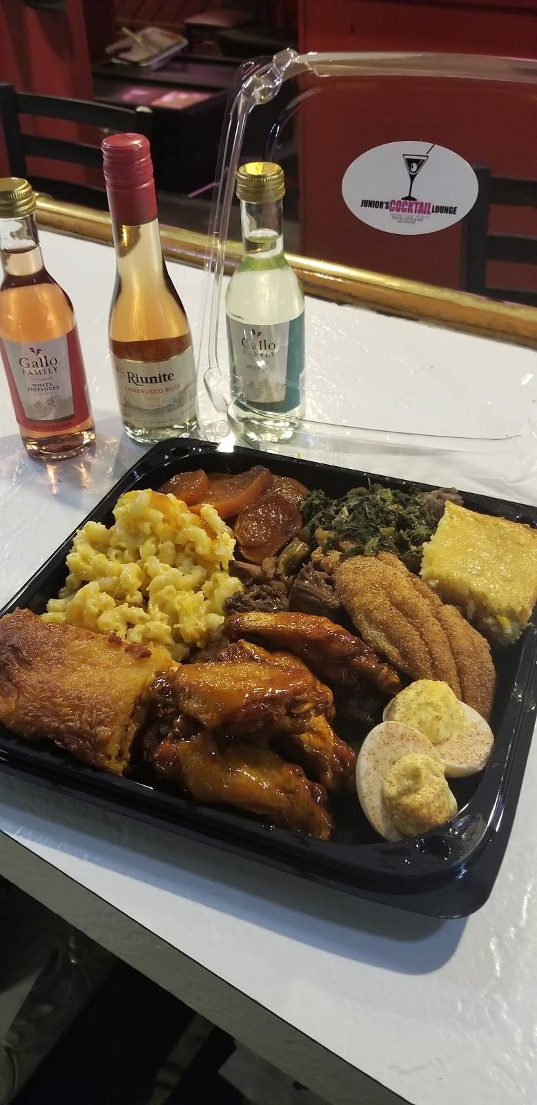 JUNIORS COCKTAIL LOUNGE | restaurant | 3300 W Lincoln Ave, Milwaukee, WI 53215, USA | 4143065285 OR +1 414-306-5285
