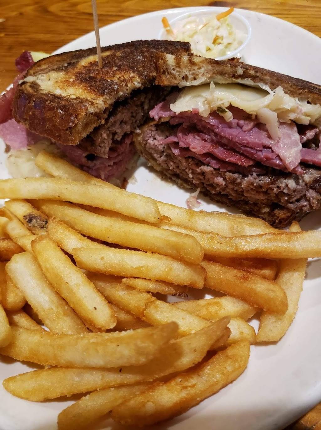 Stuckys Bar & Grille | restaurant | 4000 N Johnsburg Rd, Johnsburg, IL 60051, USA | 8153318050 OR +1 815-331-8050