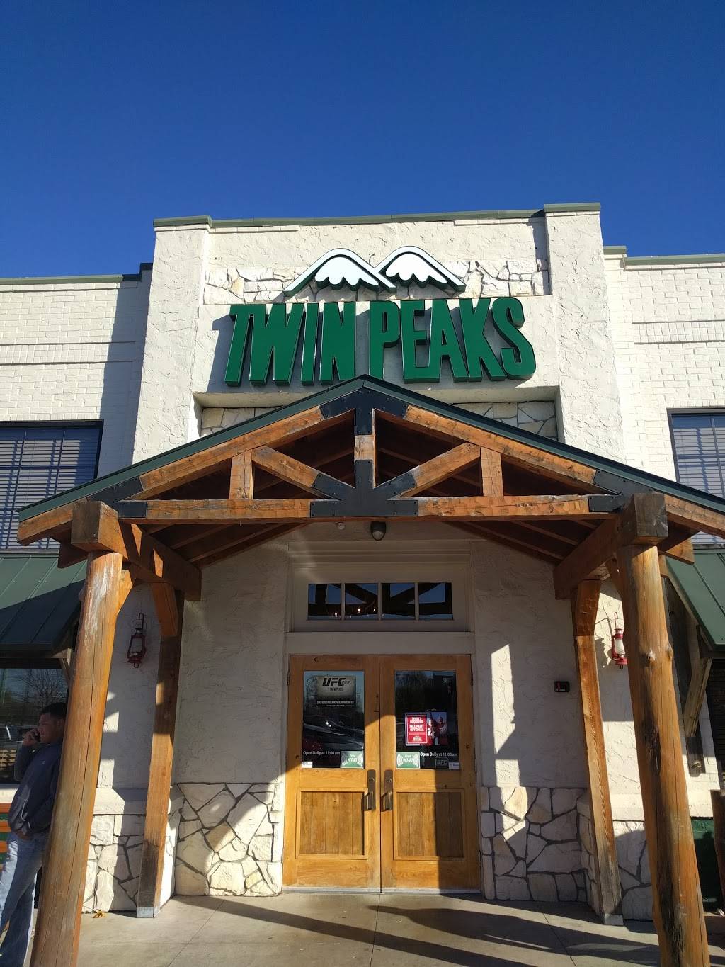 Twin Peaks West Des Moines | restaurant | 4570 University Ave, West Des Moines, IA 50266, USA | 5155288294 OR +1 515-528-8294