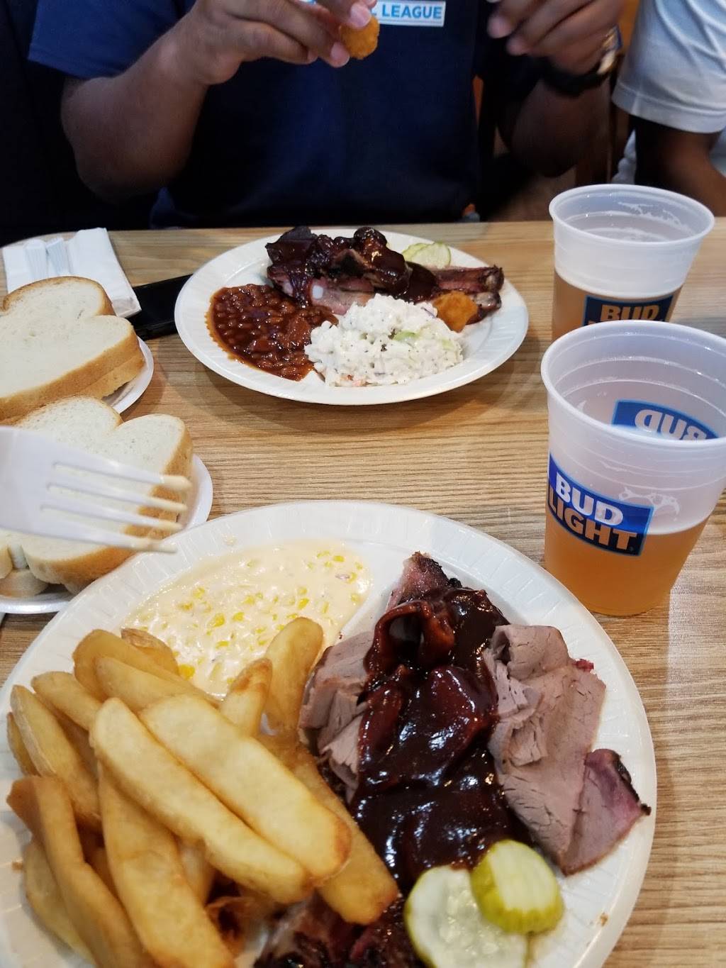 Smokebox BBQ Cafe | restaurant | 10020 N Ambassador Dr, Kansas City, MO 64153, USA | 8168918011 OR +1 816-891-8011