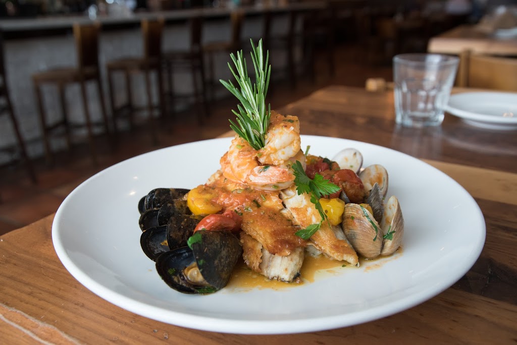 Lynoras WPB | restaurant | 207 Clematis St, West Palm Beach, FL 33401, USA | 5618993117 OR +1 561-899-3117