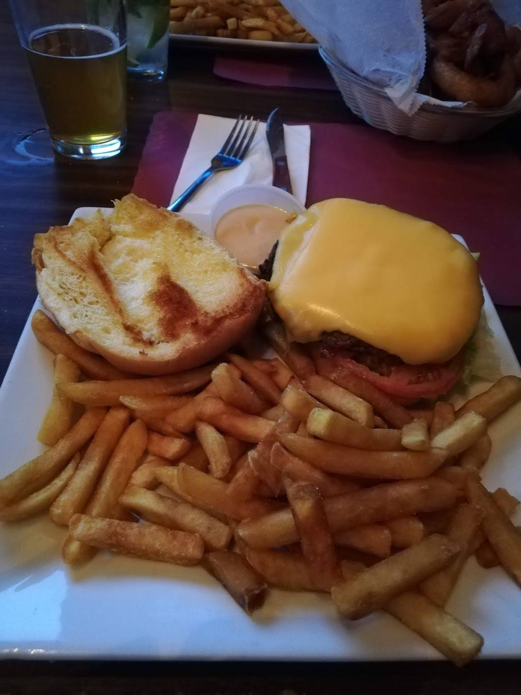 Charlie Meaneys | restaurant | 52 Central Ct, Valley Stream, NY 11580, USA | 5165962337 OR +1 516-596-2337