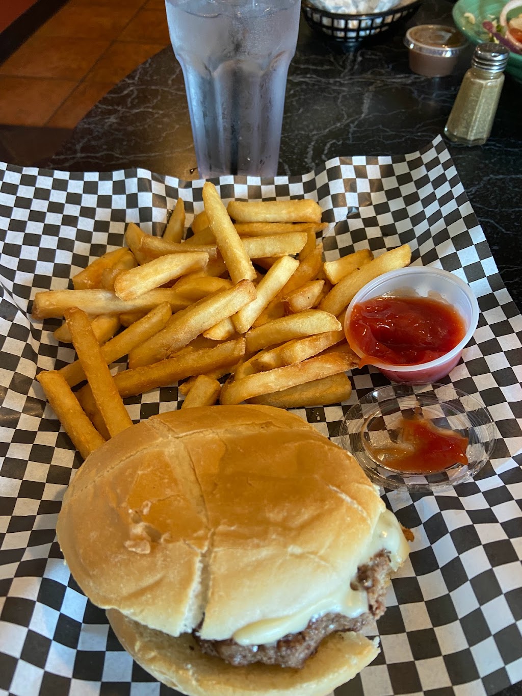 Mamma Mia Italian Restaurant | restaurant | 701 S 3rd St, Shenandoah, VA 22849, USA | 5406526062 OR +1 540-652-6062