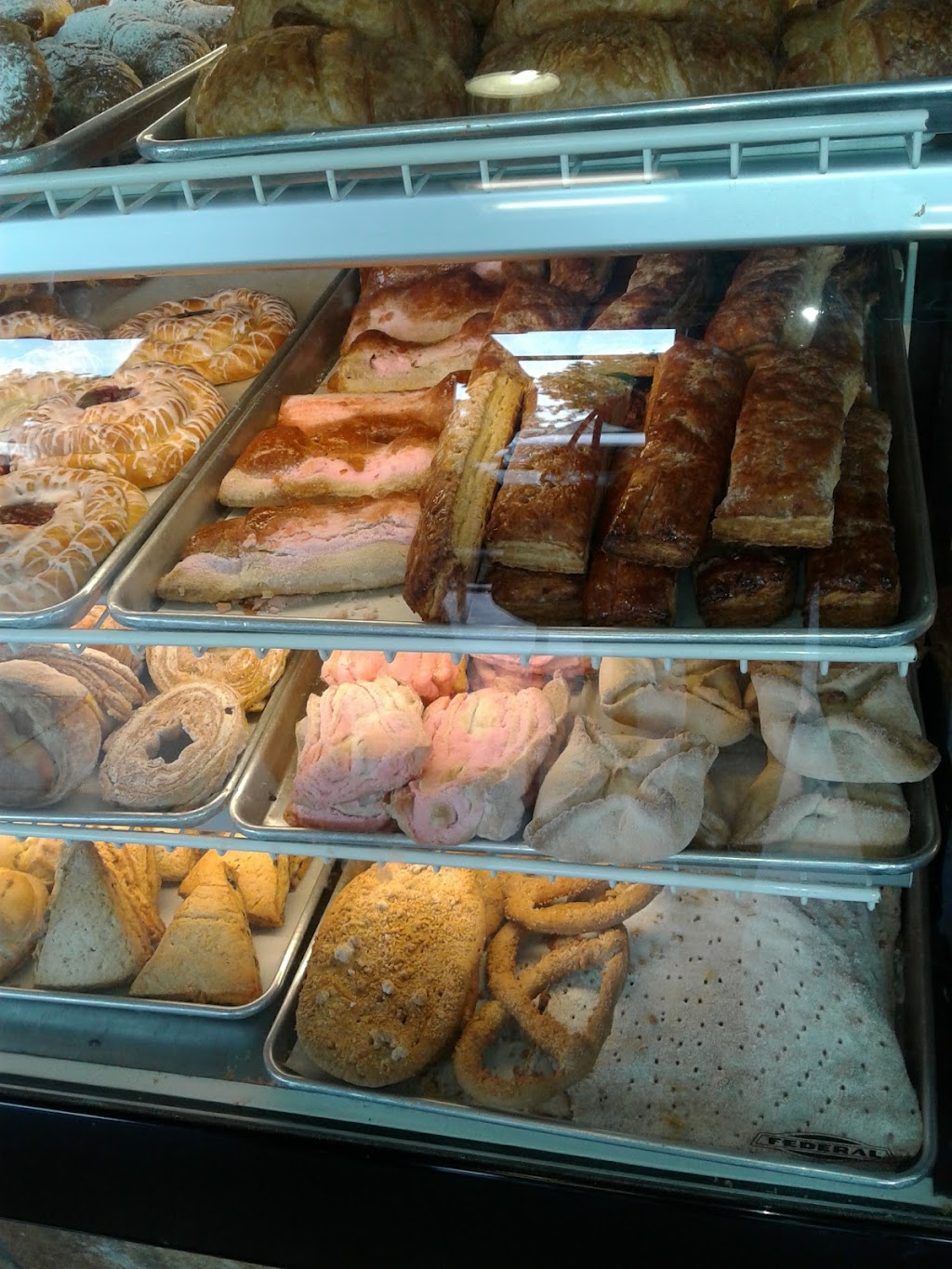 La Plaza Bakery | bakery | 20 N Sanborn Rd, Salinas, CA 93905, USA | 8314220578 OR +1 831-422-0578