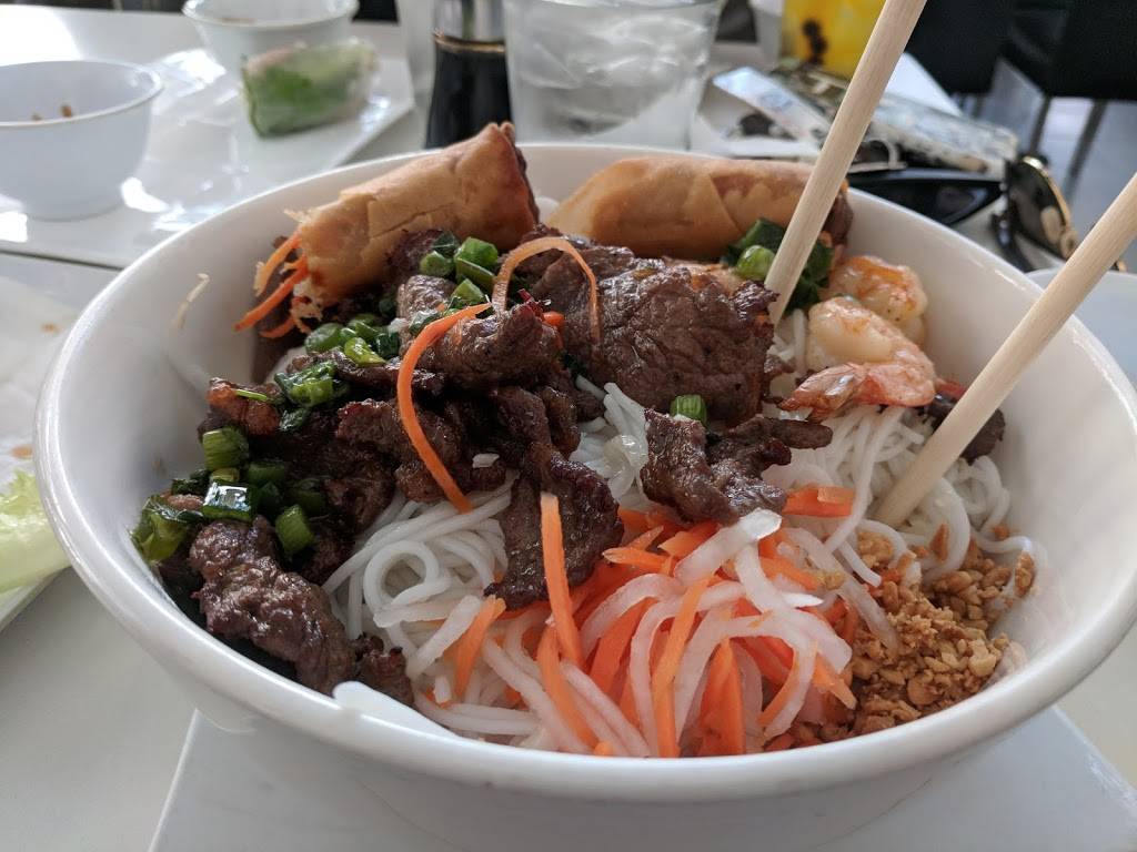 Flamin Phó & Sushi Bar | restaurant | 550 Cedar St Ste 103, San Diego, CA 92101, USA | 6192351665 OR +1 619-235-1665