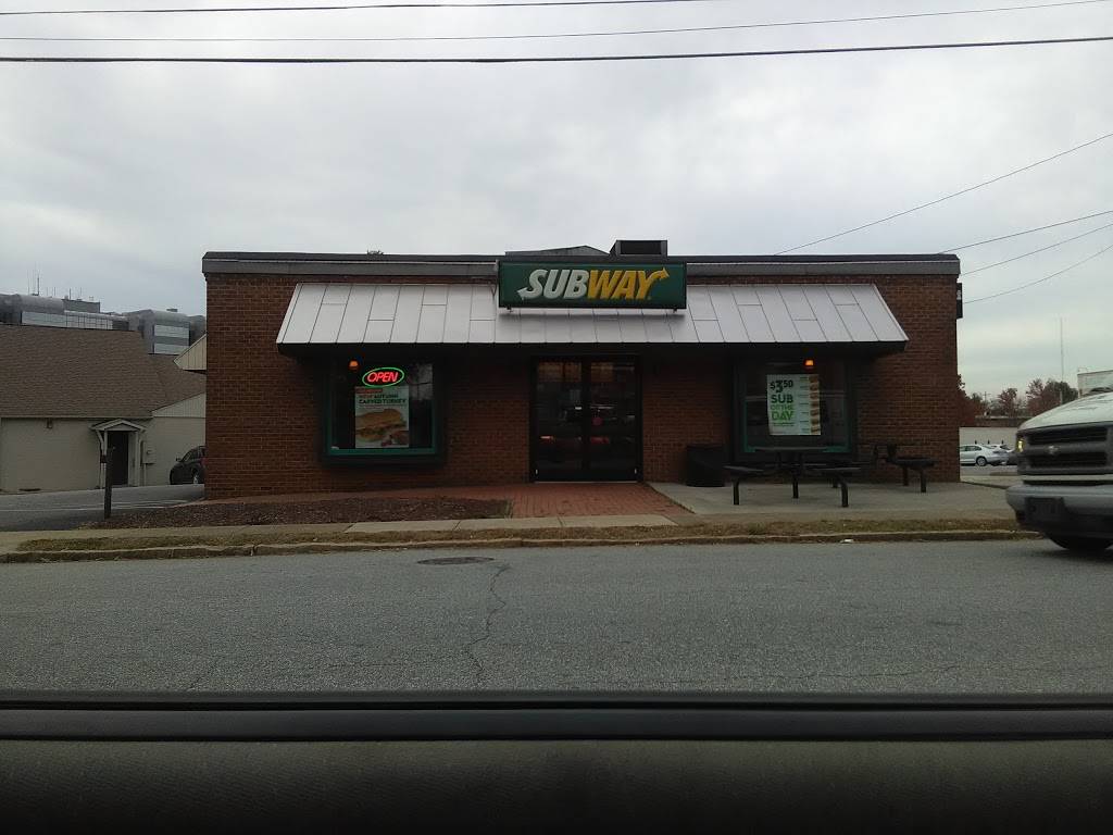 Subway | restaurant | 200 W Westwood Ave, High Point, NC 27262, USA | 3368837441 OR +1 336-883-7441