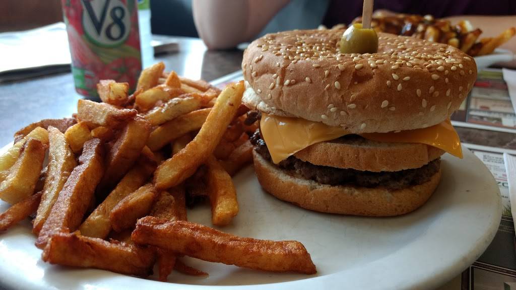 Restaurant Chez Loulou | restaurant | 4783 Rue Laval, Lac-Mégantic, QC G6B 1C8, Canada | 8195830277 OR +1 819-583-0277