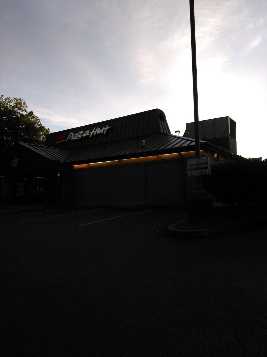 Pizza Hut | meal takeaway | 2705 NE Sunset Blvd, Renton, WA 98056, USA | 4252284800 OR +1 425-228-4800