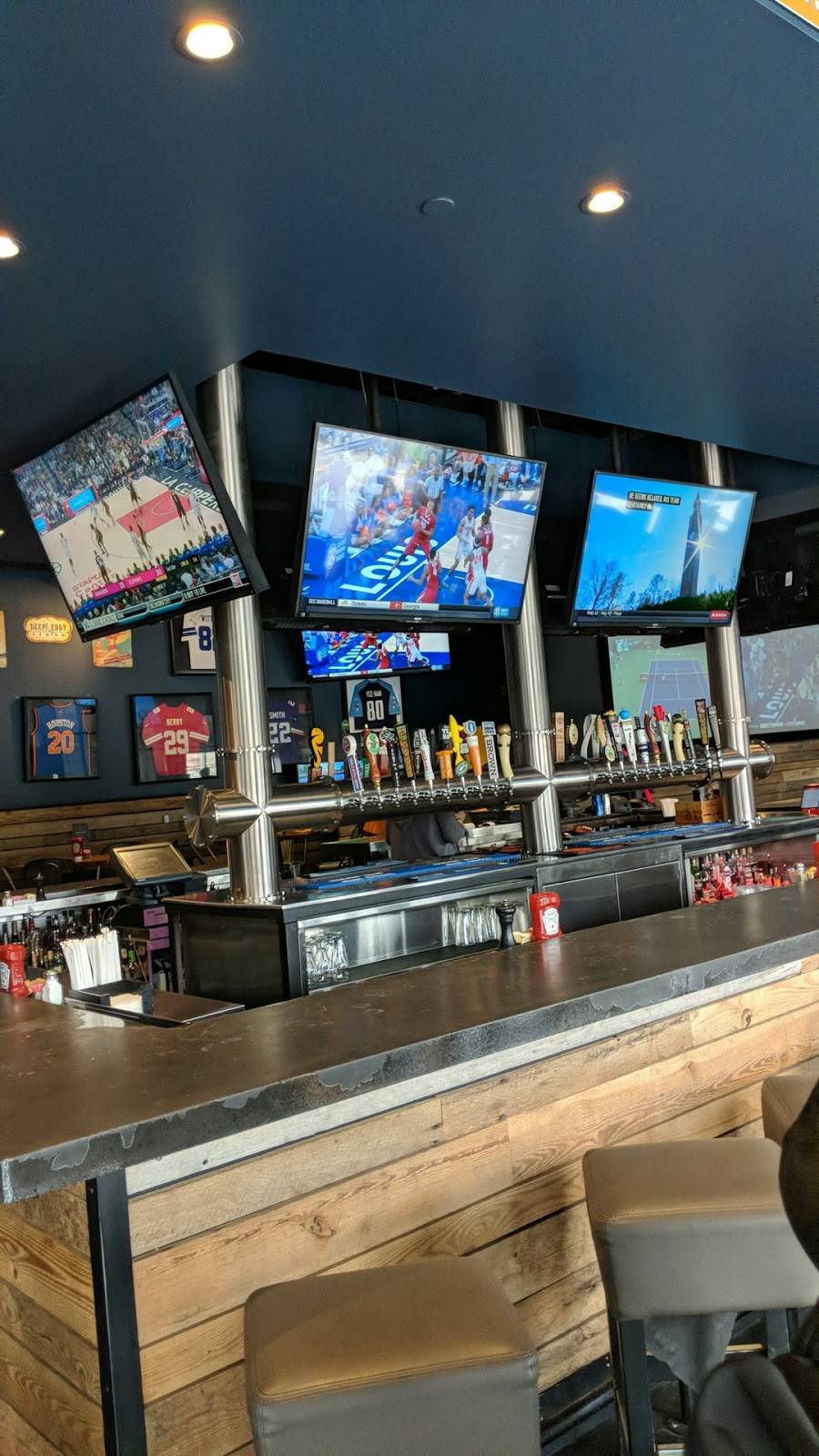 Fieldhouse Social | restaurant | 2525 University Commons Way, Knoxville, TN 37919, USA | 8655254481 OR +1 865-525-4481