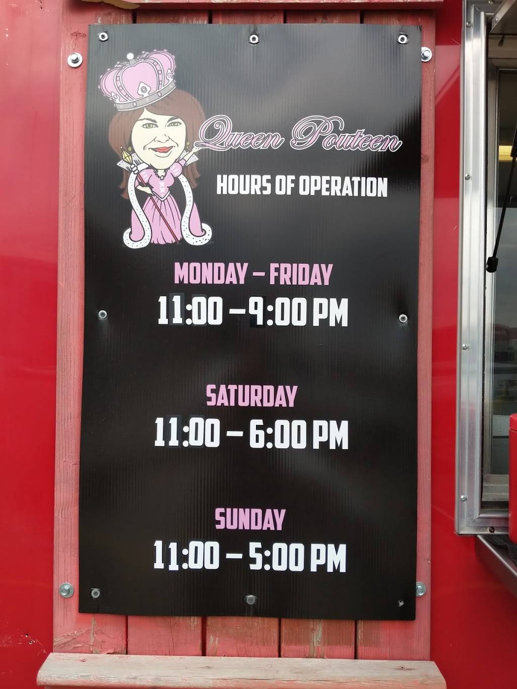 Queen Poutine | restaurant | 1455 Innisfil Beach Rd, Innisfil, ON L9S 4B7, Canada | 7057164459 OR +1 705-716-4459