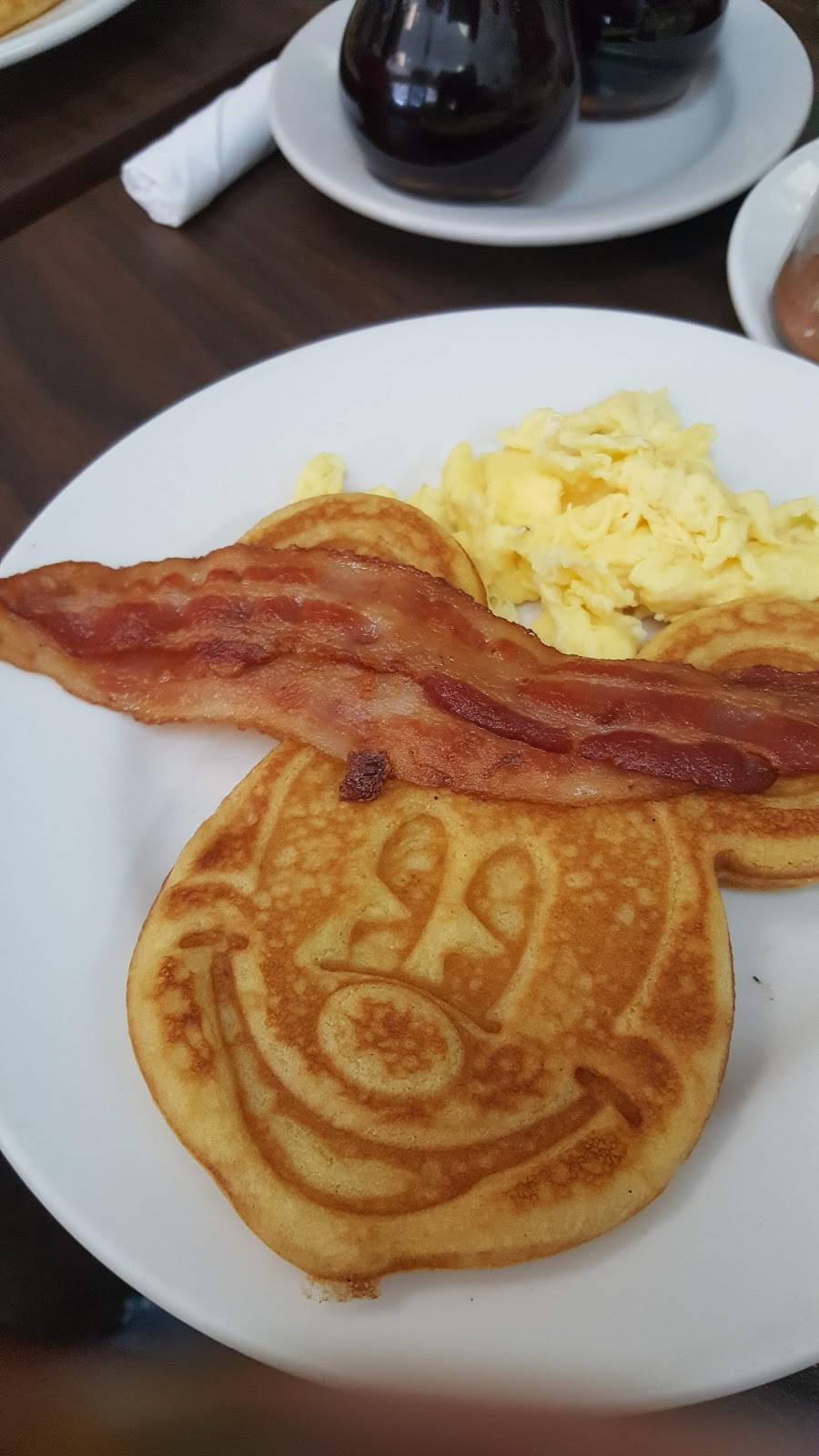 Kristinas Family Restaurant | restaurant | 9912 Lorain Ave, Cleveland, OH 44102, USA | 2169614455 OR +1 216-961-4455