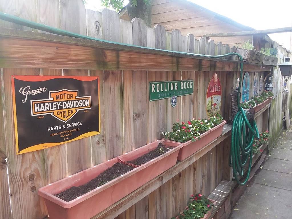 Resis Bierstube | restaurant | 2034 W Irving Park Rd, Chicago, IL 60618, USA | 7734721749 OR +1 773-472-1749