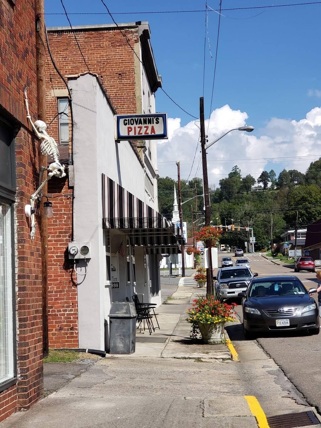 Giovannis Pizza | restaurant | 3033 4th Ave, St Paul, VA 24283, USA | 2767629898 OR +1 276-762-9898