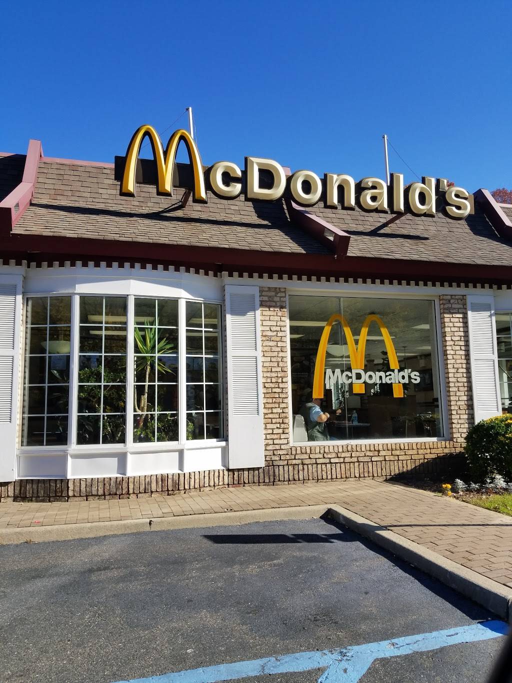 McDonalds | cafe | 245 Pine Hollow Rd, Oyster Bay, NY 11771, USA | 5166249266 OR +1 516-624-9266