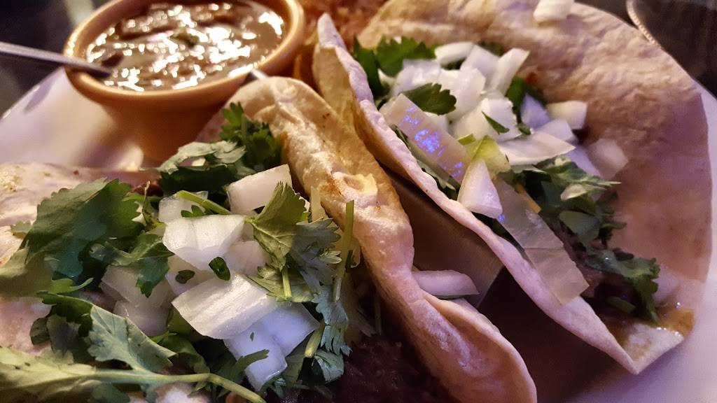 Olis Kitchen | restaurant | 10541 US-281, Round Mountain, TX 78663, USA | 8308253888 OR +1 830-825-3888