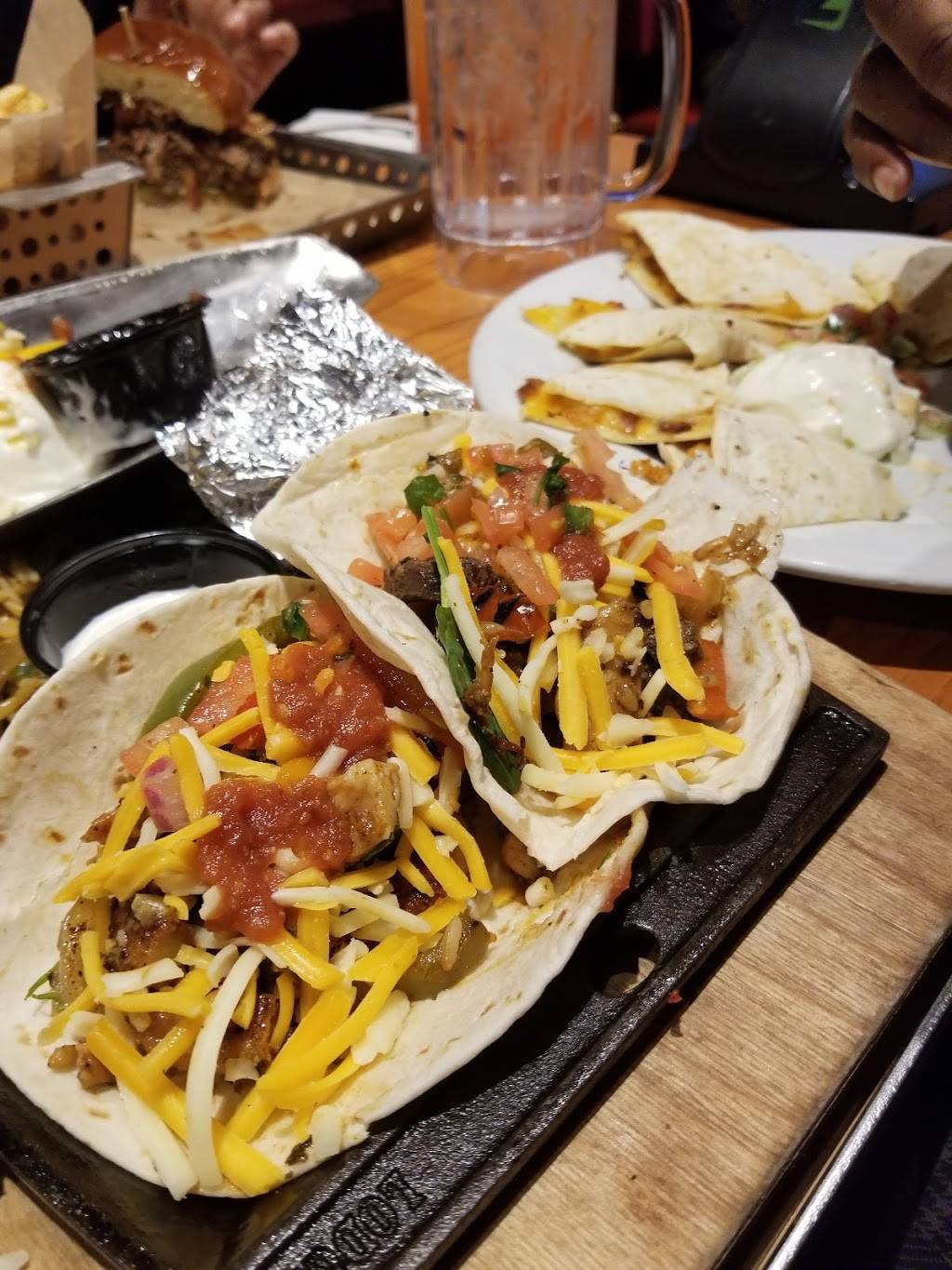 Chilis Grill & Bar | restaurant | 4609 Poplar Ave, Memphis, TN 38117, USA | 9016852257 OR +1 901-685-2257