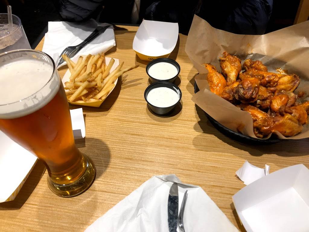Buffalo Wild Wings | restaurant | 1630 Ritchie Station Ct, Walker Mill, MD 20743, USA | 3013244870 OR +1 301-324-4870