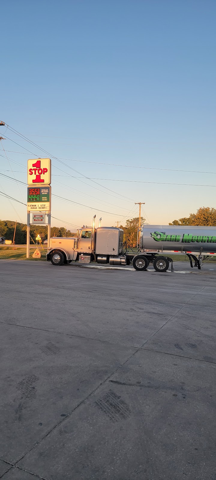 Hatmans Hangout | restaurant | 5387 US-62, Green Forest, AR 72638, USA | 8704386898 OR +1 870-438-6898