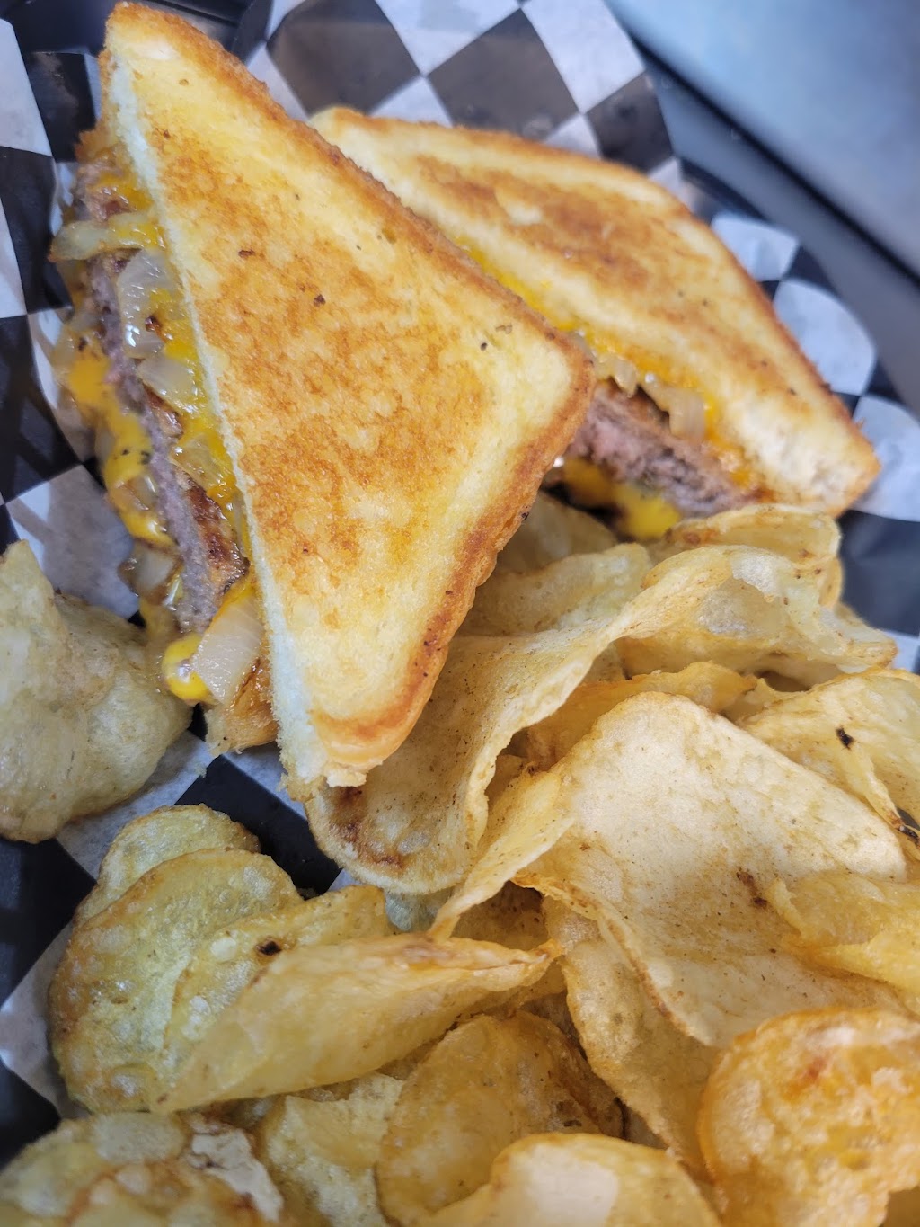 The Dugout Bar | restaurant | 96 Mahtomedi Ave, Mahtomedi, MN 55115, USA | 6514409128 OR +1 651-440-9128