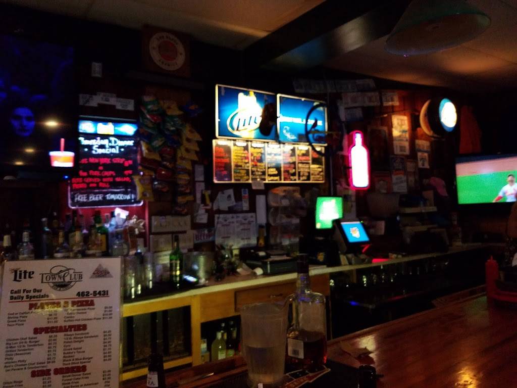 Town Club | restaurant | 2400 E Broadway, Alton, IL 62002, USA | 6184625431 OR +1 618-462-5431