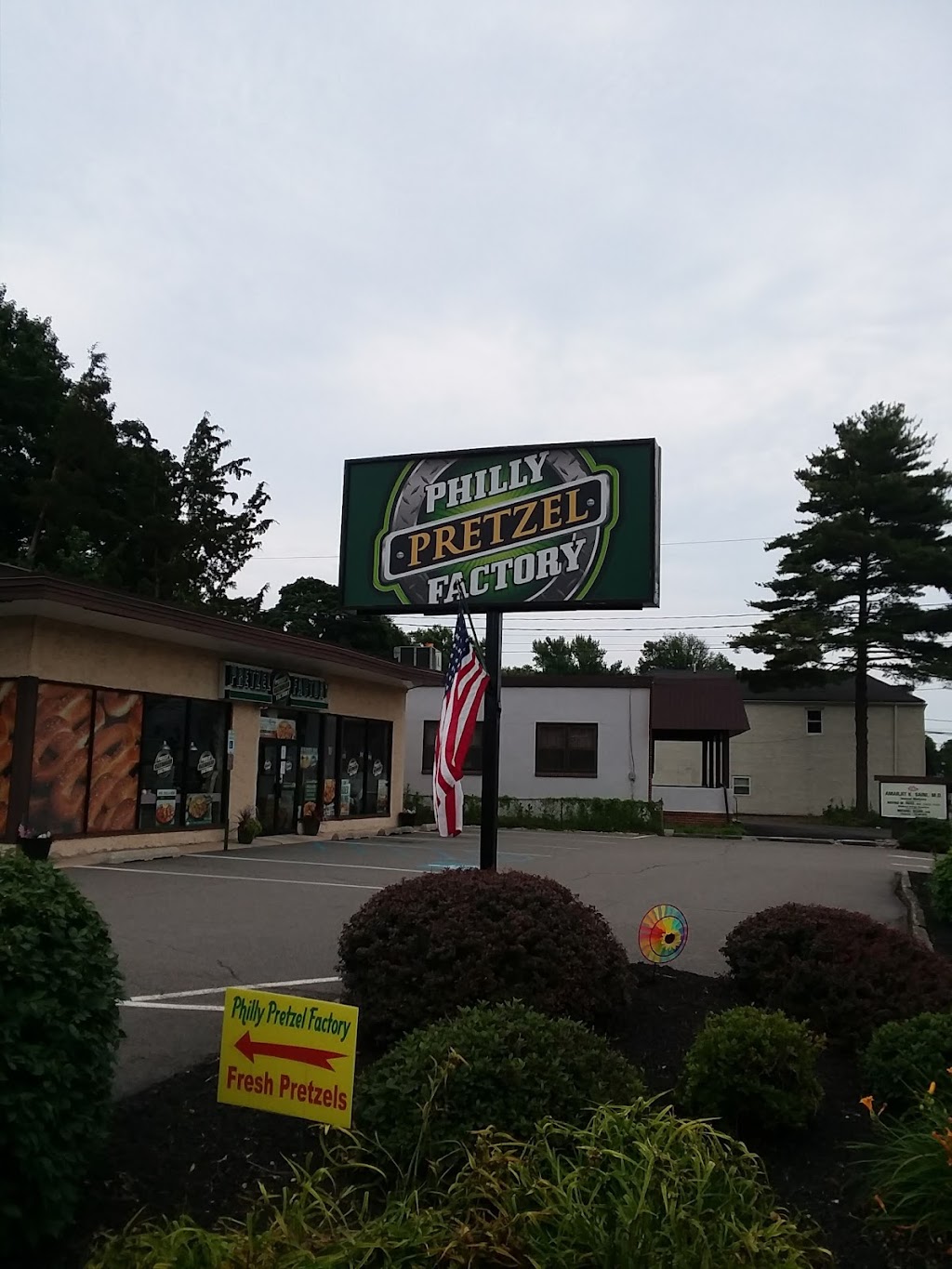 Philly Pretzel Factory | bakery | 960 Amboy Ave, Edison, NJ 08837, USA | 7322254567 OR +1 732-225-4567