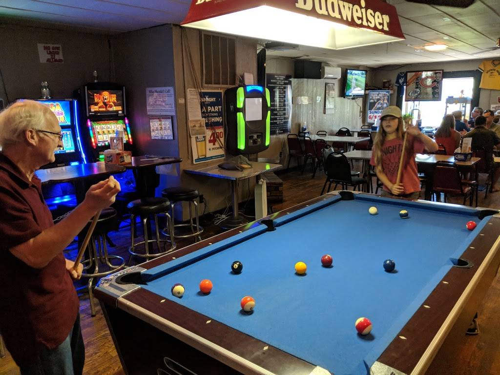 Burtons Tap | restaurant | 110 W Taylorville Rd, Taylorville, IL 62568, USA | 2178243313 OR +1 217-824-3313