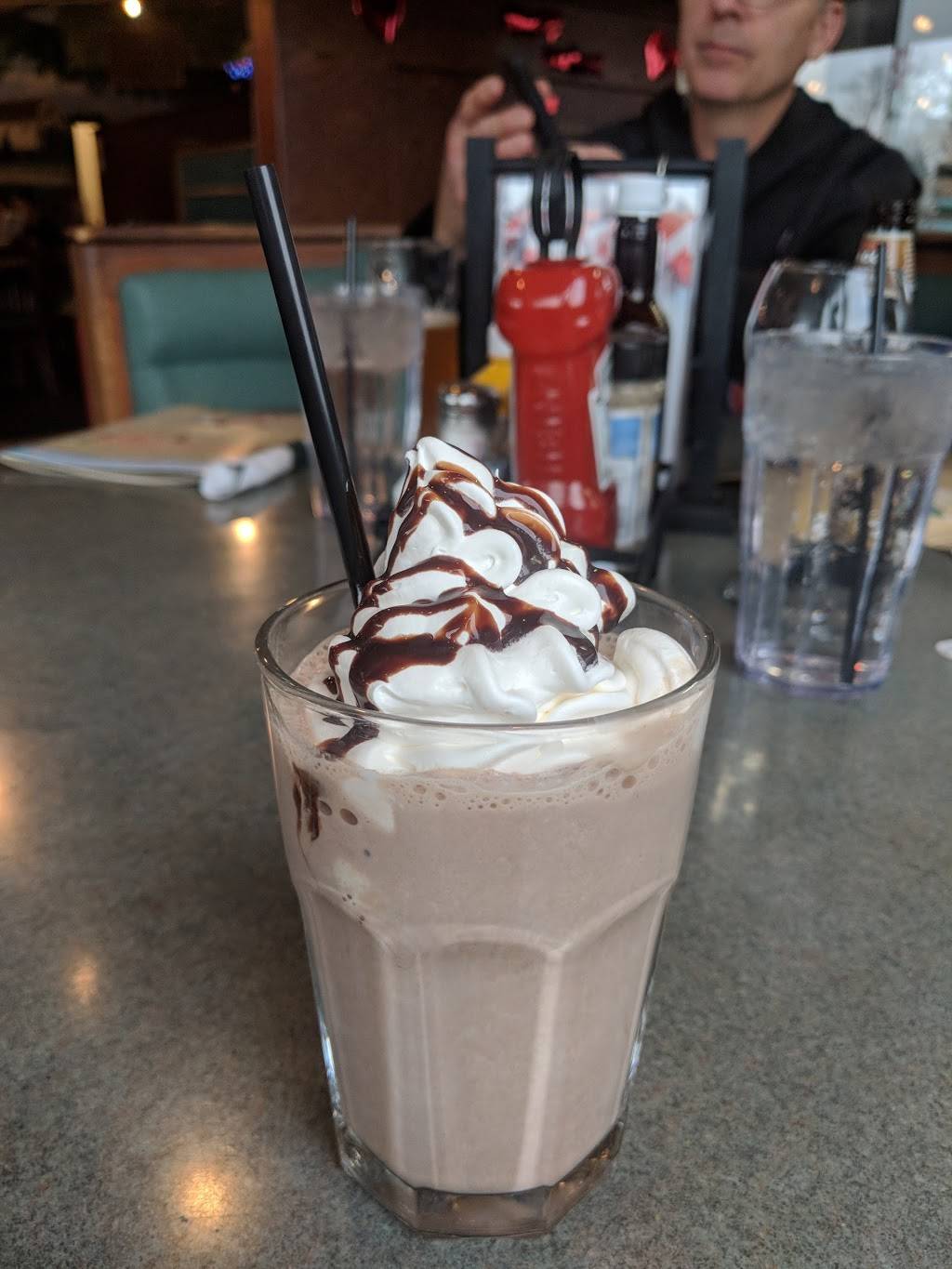 Backyard Grill & Bar | restaurant | 5390 Elevator Rd, Roscoe, IL 61073, USA | 8156236677 OR +1 815-623-6677